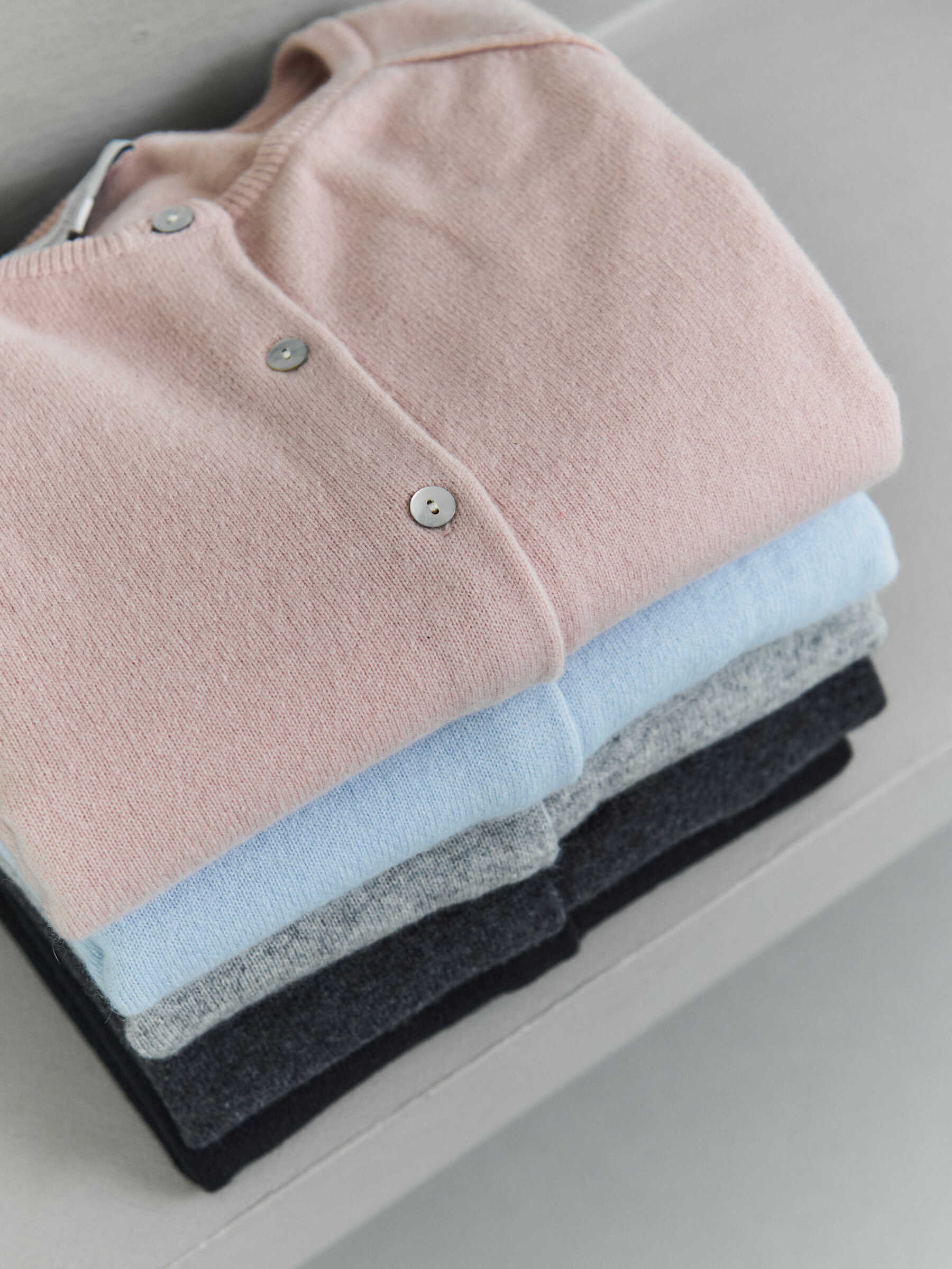 20240506_ROSEMUNDE_NOOS_STILL_0027_c573bcfa-c915-4c9f-9f0a-29ac9a4b5c31