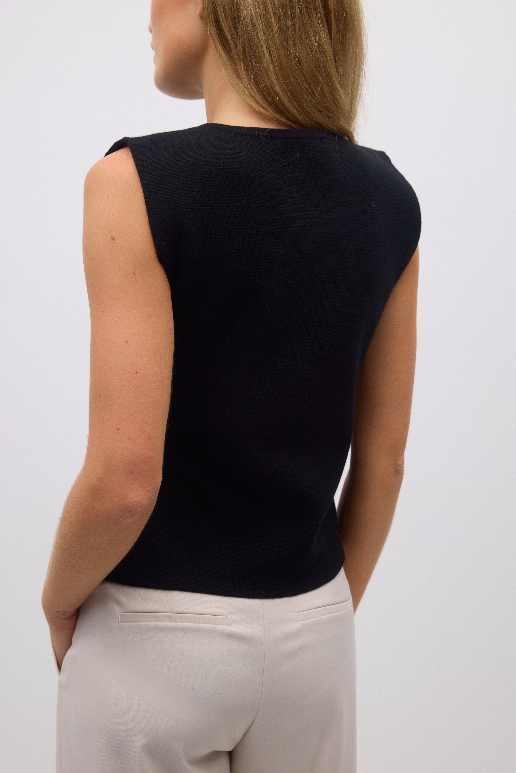 Gina Tricot / Knitted button down vest / Black