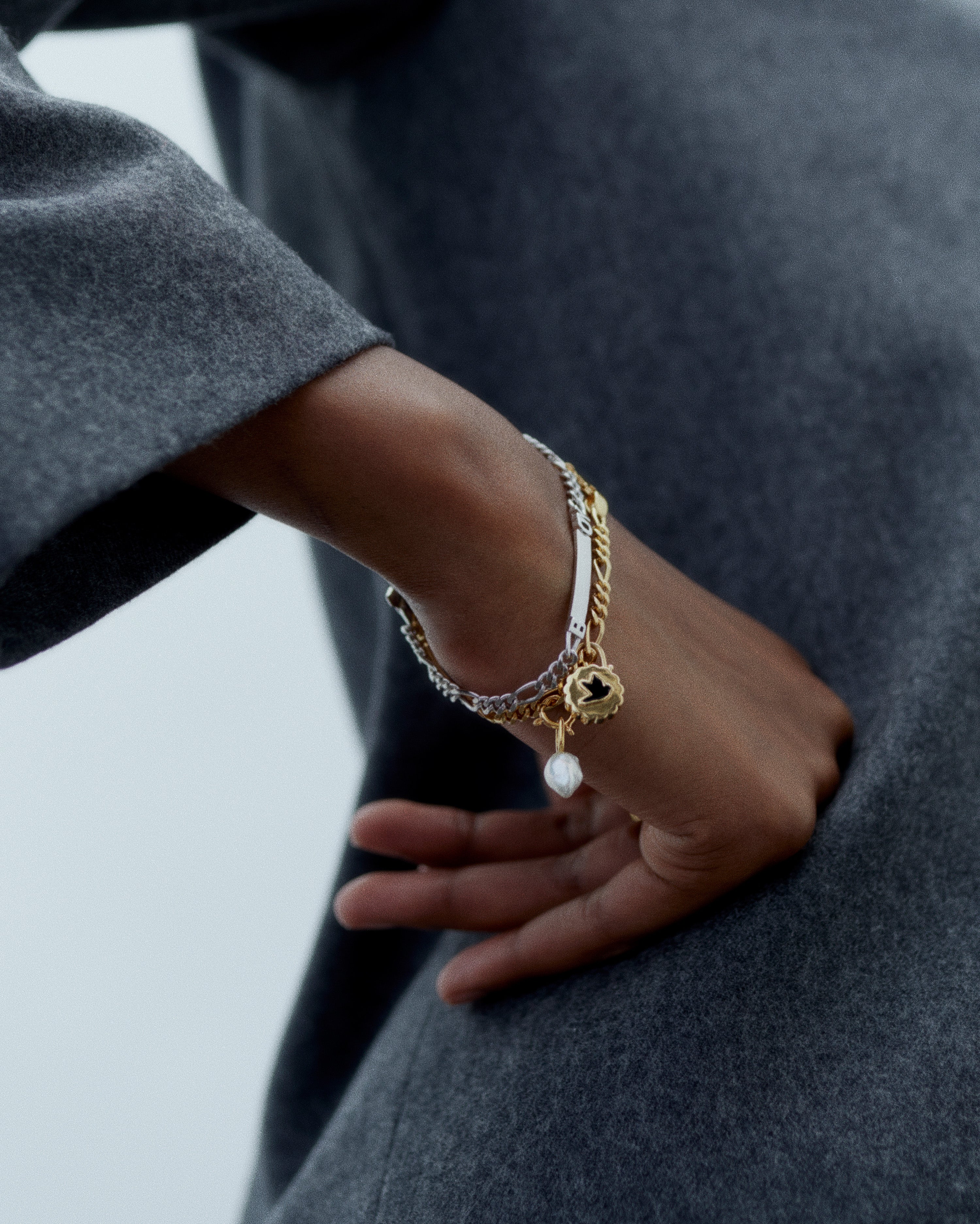 Boy_bracelet_silver_girl_gold_hungover_lock_clasp_gold