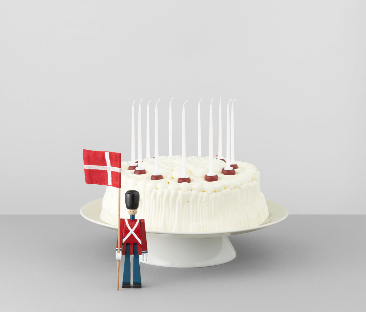 KB_39226_Mini_Garde_stading_with_cake_1