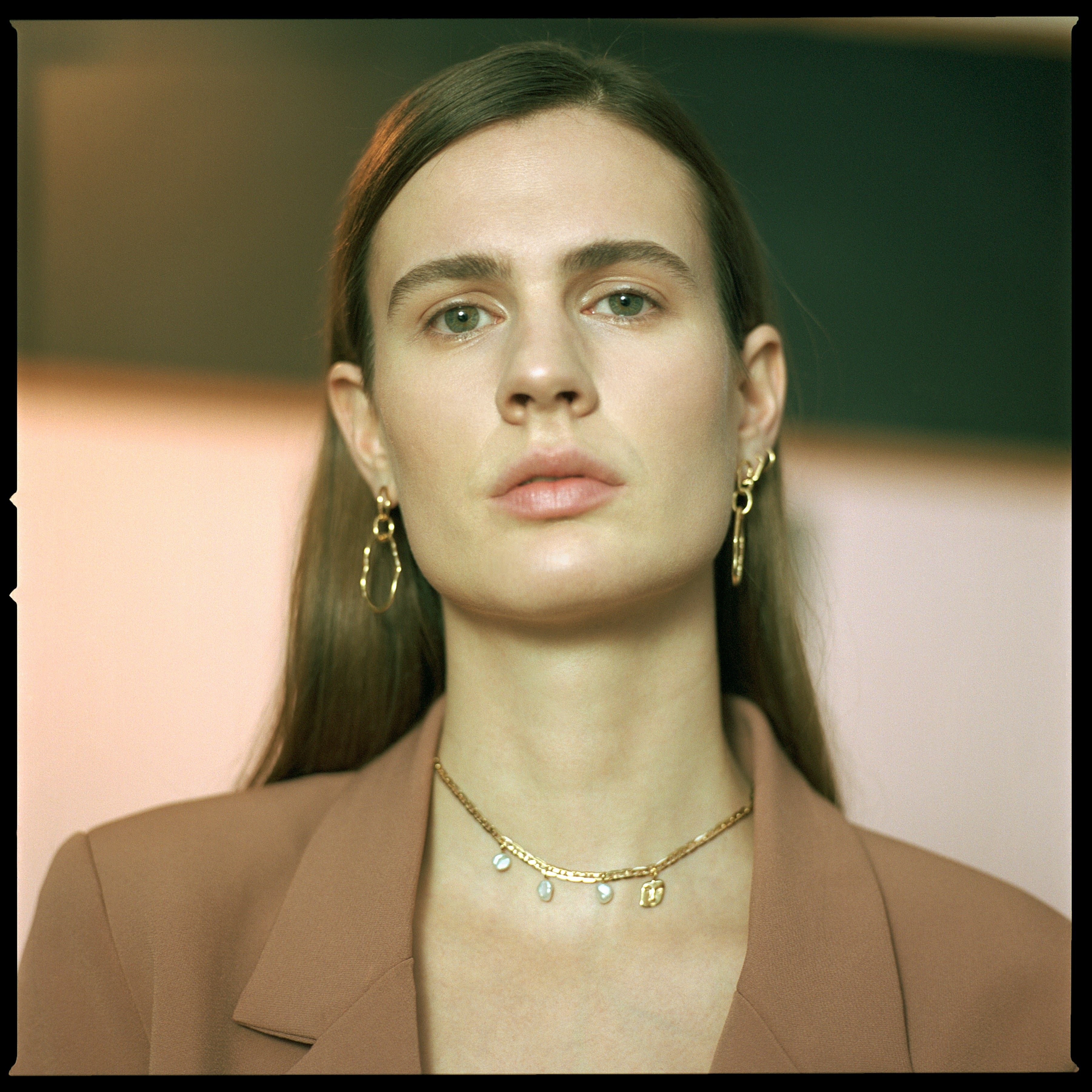 Pond_Earring_Gold_Crew_Necklace_Gold