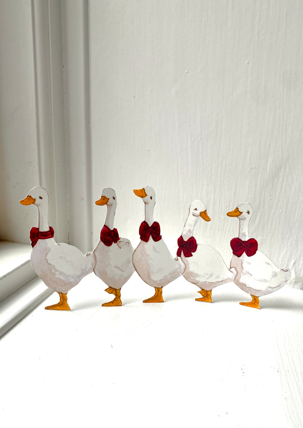 Weihnachtspapierausschnitte Gänse in einer Reihe