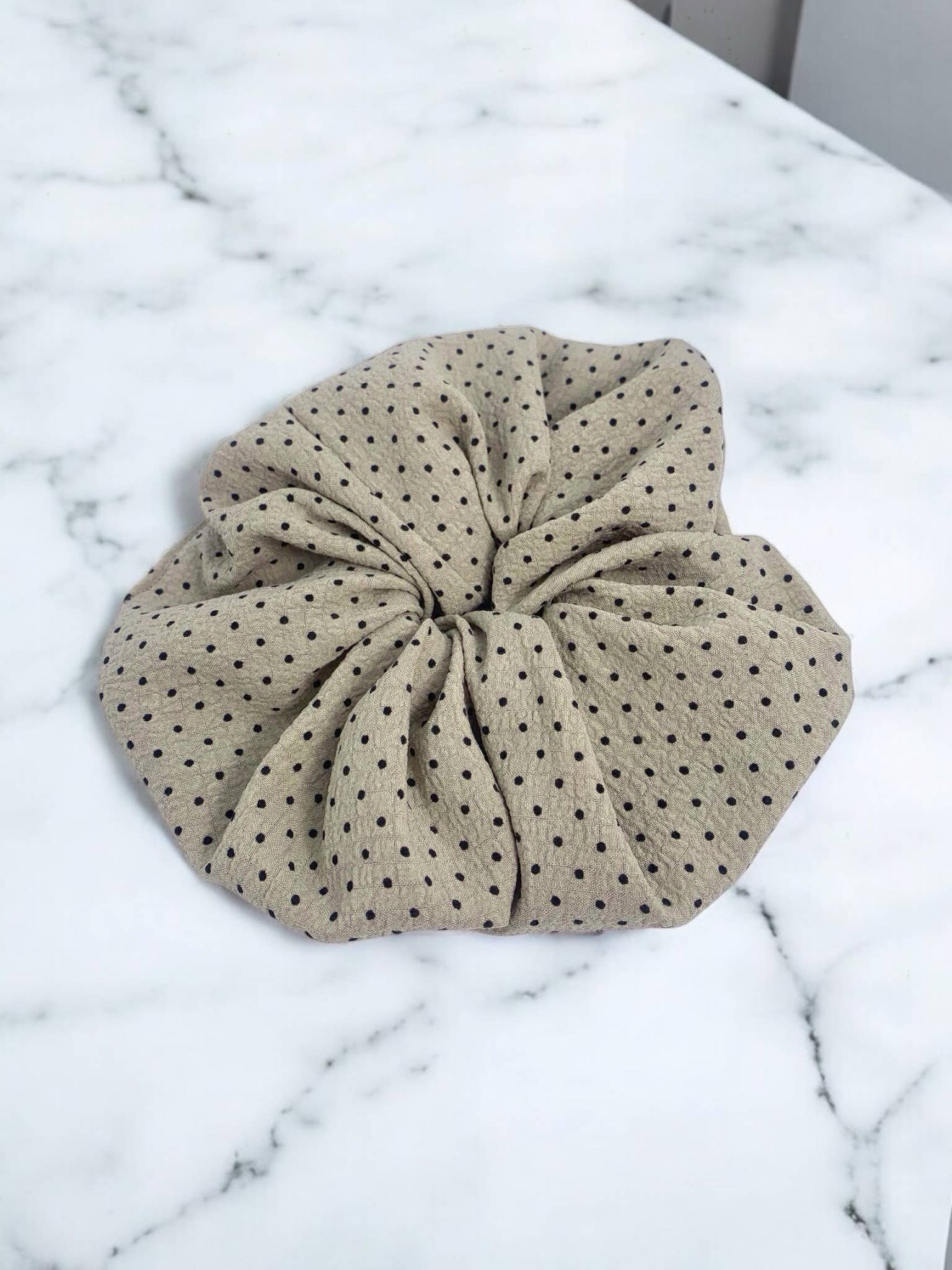 BYREN / Gepunktetes Scrunchie