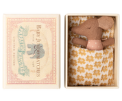 Maileg / Schläfrige Babymaus in Matchbox - Rose