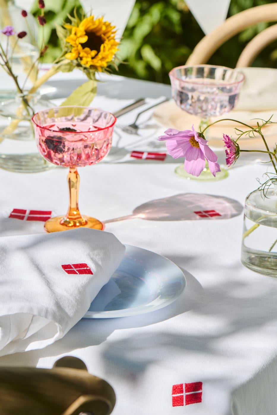 Ib Laursen / Stoffserviette m/dänischer Flagge weiß