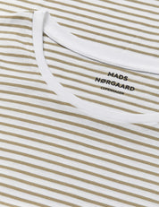 Mads Nørgaard / Fine Jersey Stripe Teasy Tee FAV / Brilliant White/Overland Trek