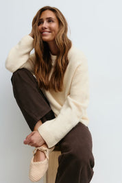 Gina Tricot / Crew neck knitted sweater / Gardenia