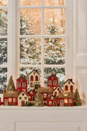 Ib Laursen / Haus f/Teelicht Stillenat rotes Dach und Tannenbaum vor dem Haus