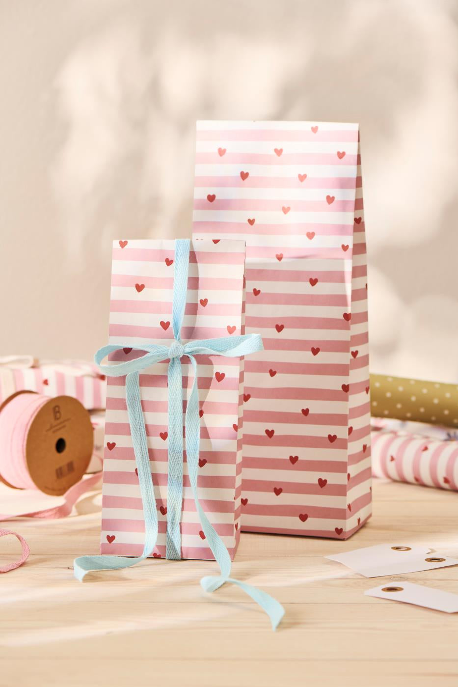 Ib Laursen / Buntfalttüte rote Herzen, rosa Streifen - mittel 12x30,5x7