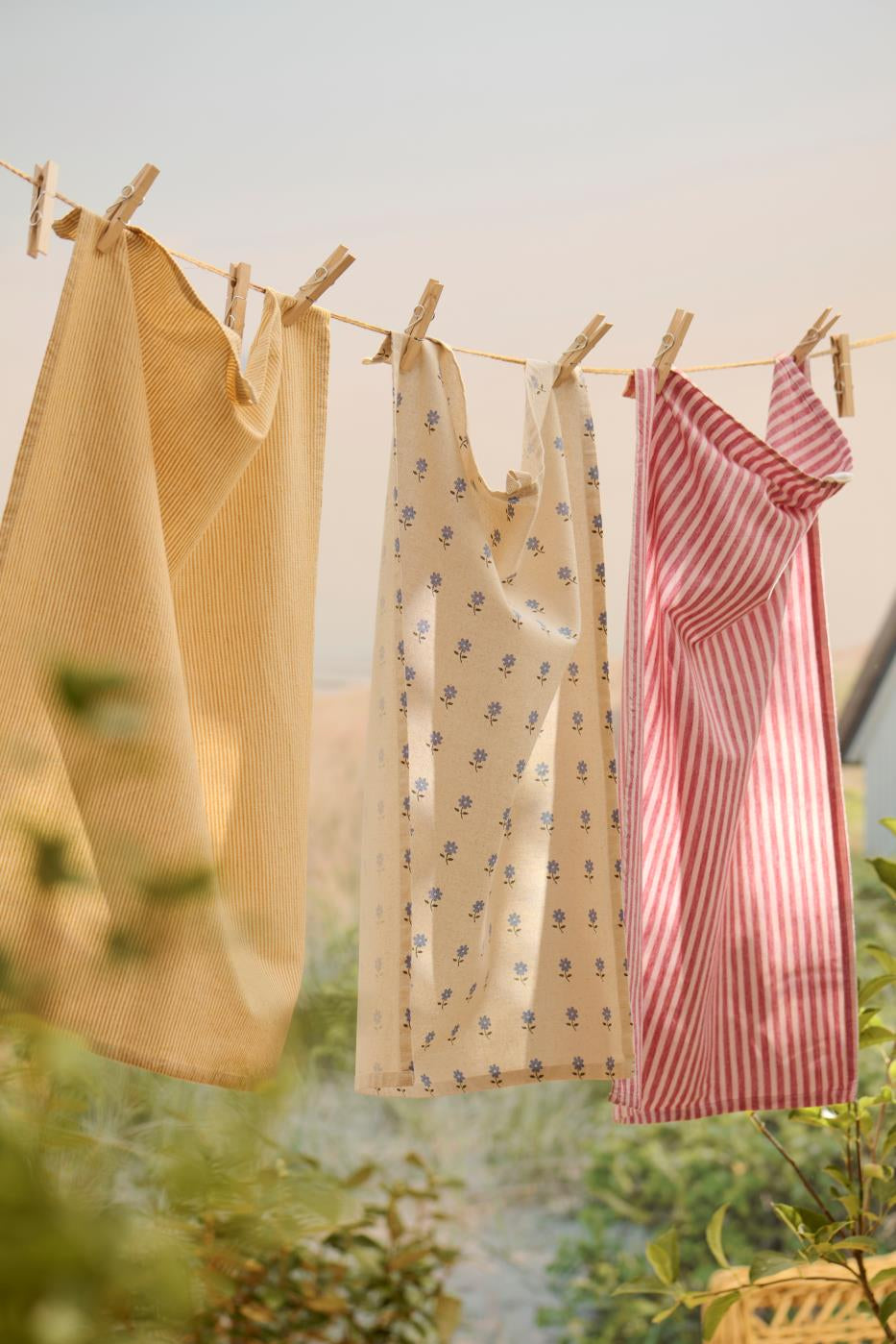 Ib Laursen / Geschirrtuch Linea m/hellrosa und himbeerfarbigen schmalen Streifen