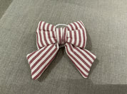 Gepolsterte Schleife aus Baumwolle mit schmalen Streifen 14x15cm: Burgunderrot