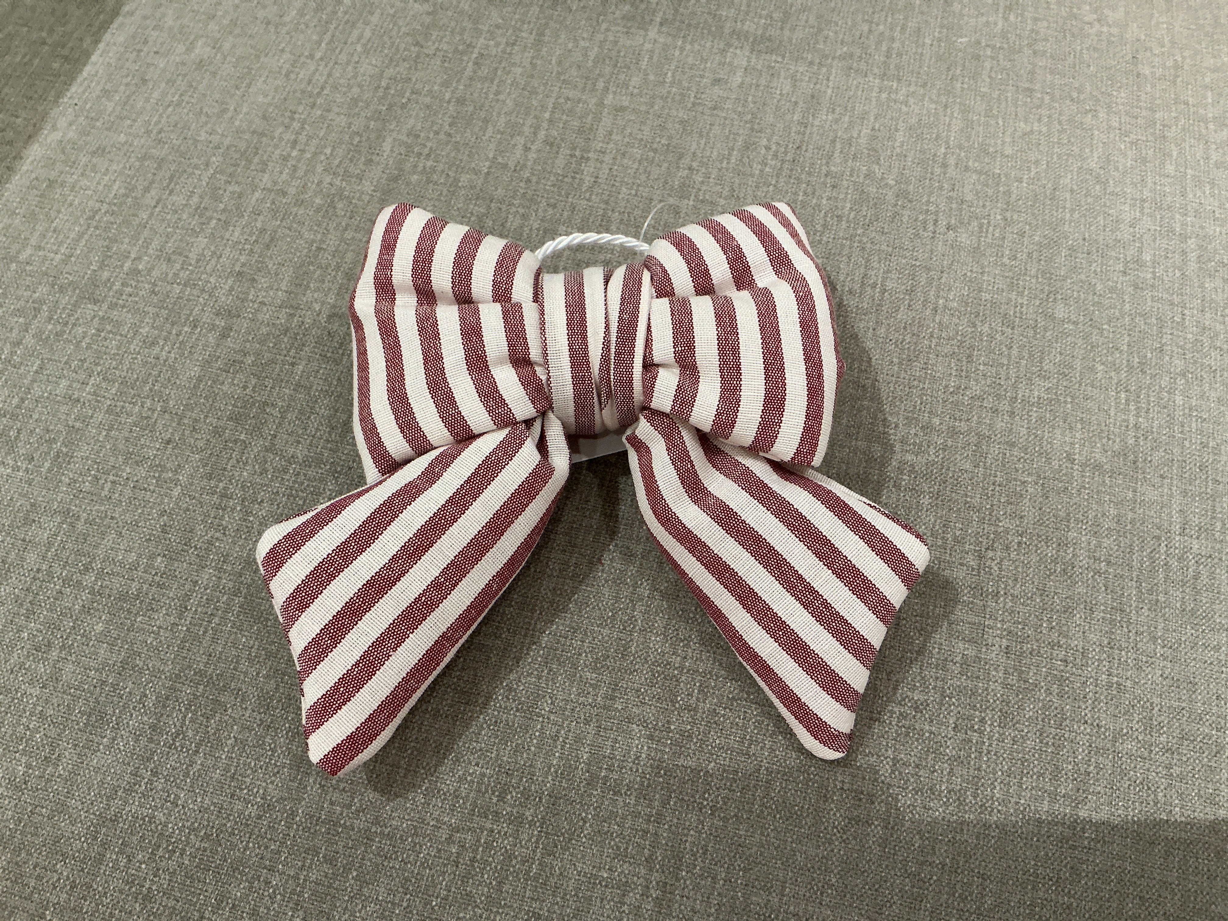 Gepolsterte Schleife aus Baumwolle mit schmalen Streifen 14x15cm: Burgunderrot