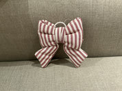 Gepolsterte Schleife aus Baumwolle mit schmalen Streifen 14x15cm: Burgunderrot