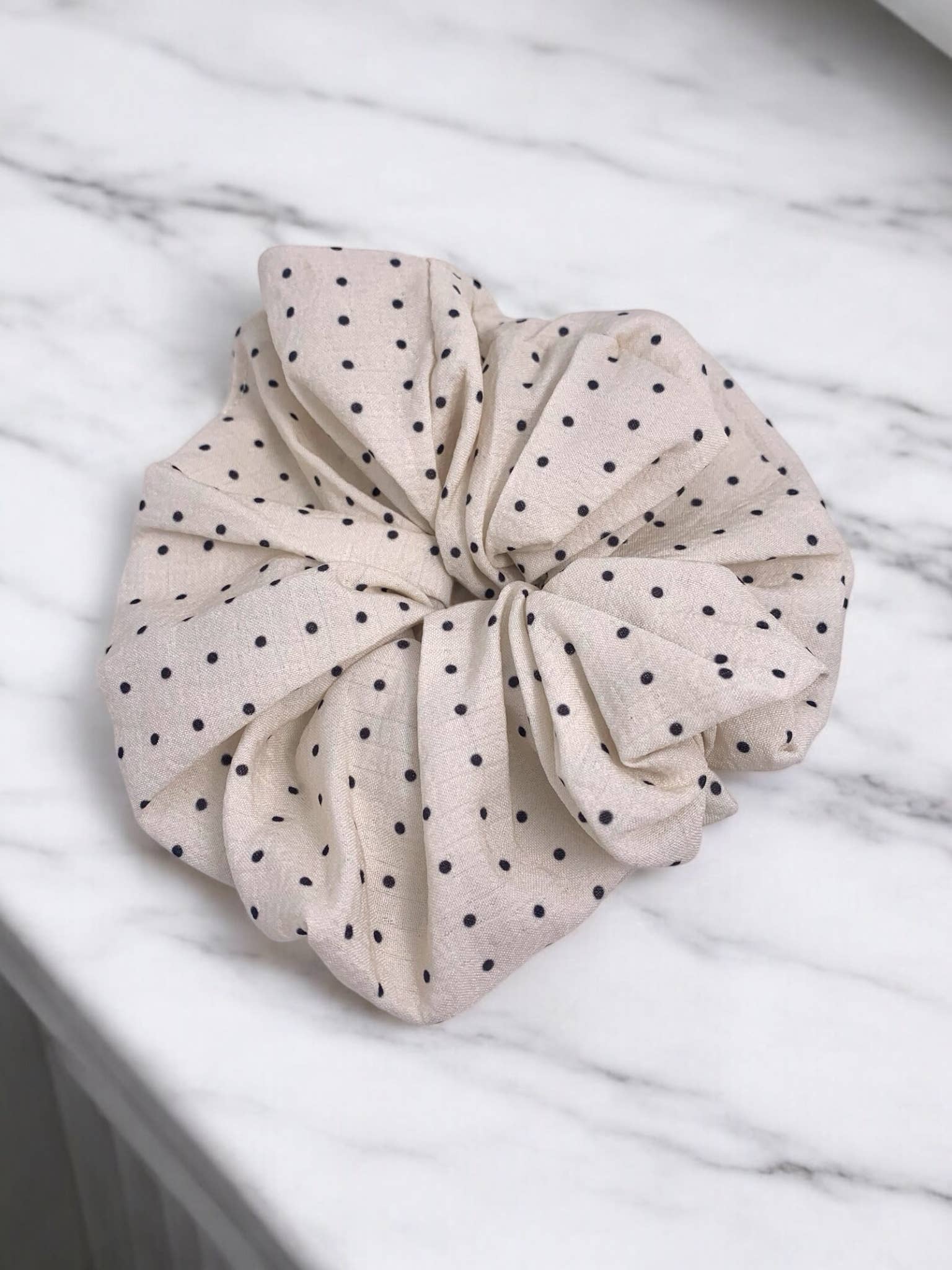 BYREN / Gepunktetes Scrunchie