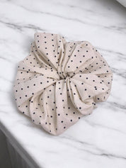 BYREN / Gepunktetes Scrunchie