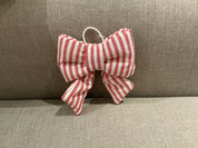 Gepolsterte Schleife aus Baumwolle mit schmalen Streifen 14x15cm: Rosso