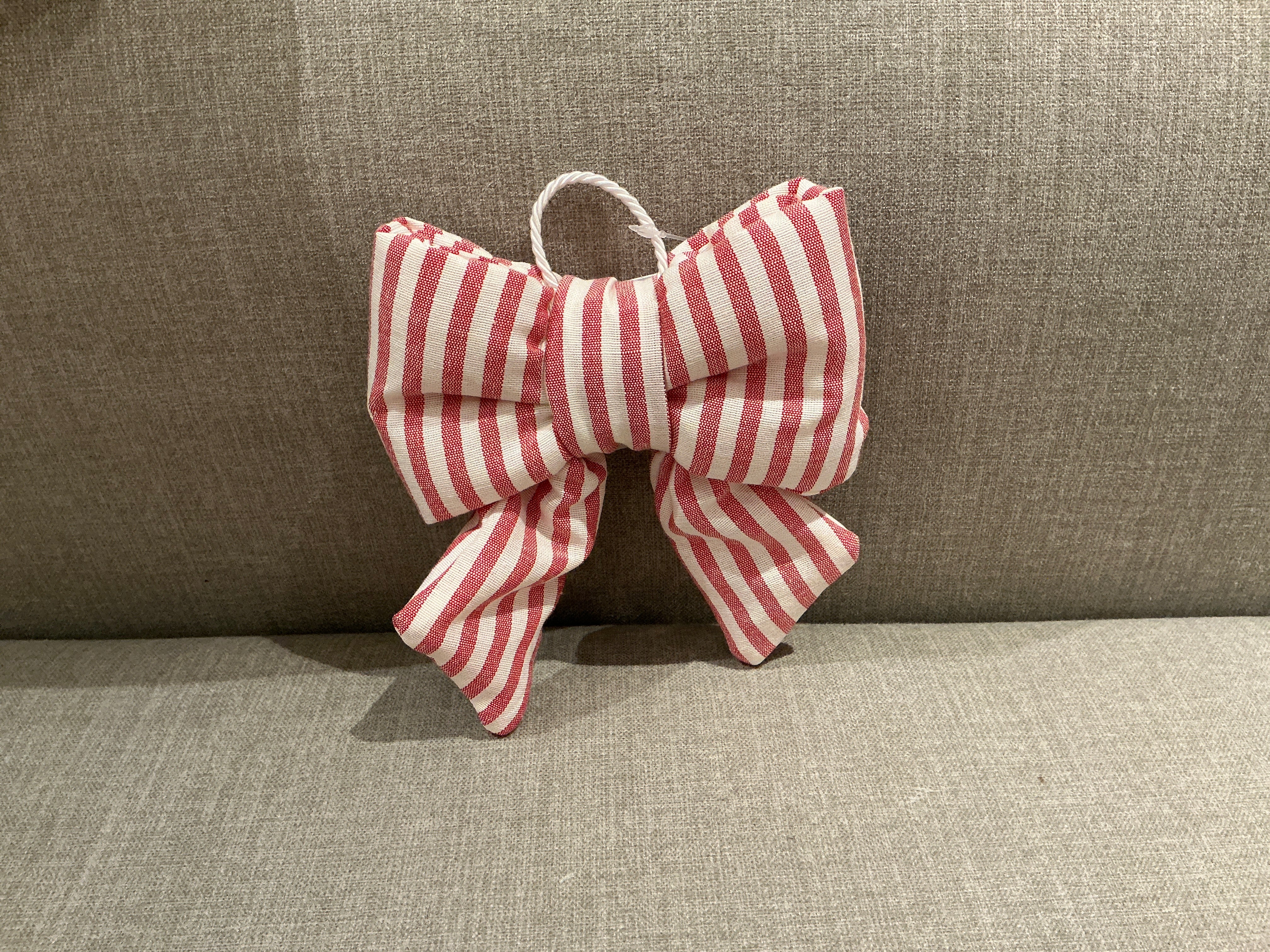 Gepolsterte Schleife aus Baumwolle mit schmalen Streifen 14x15cm: Rosso