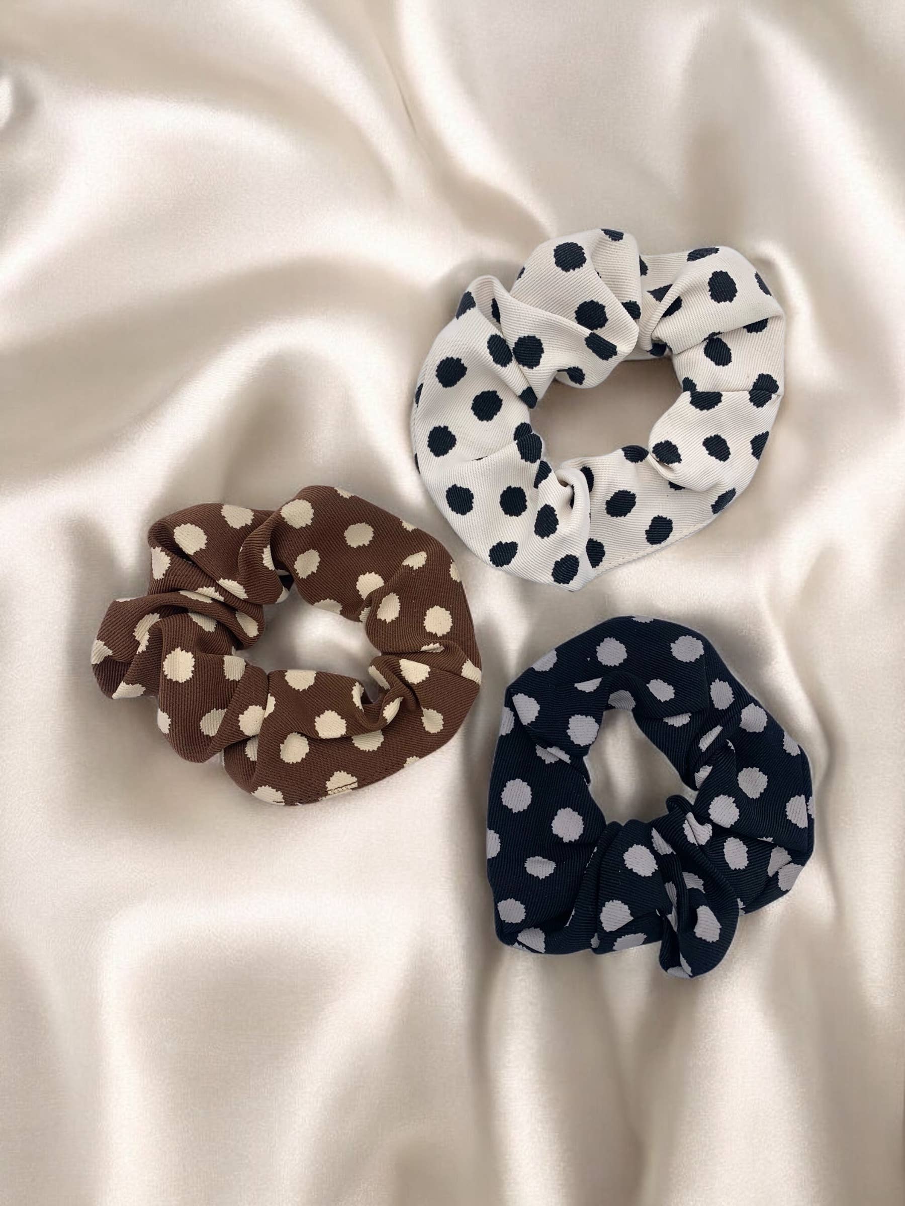 BYREN / Gepunktetes braunes Scrunchie
