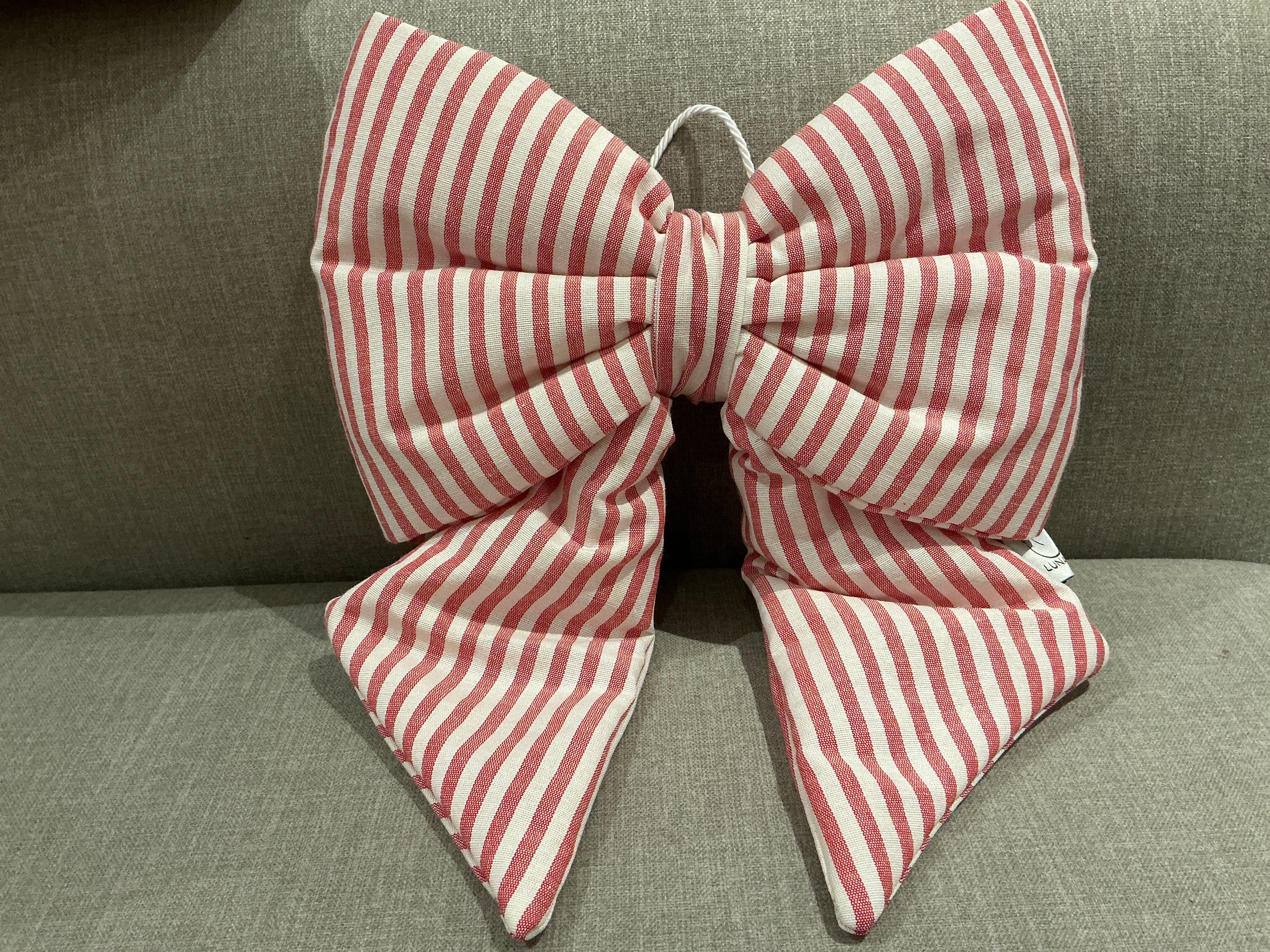 Gepolsterte Schleife aus Baumwolle mit schmalen Streifen 25x35 cm: Rosso