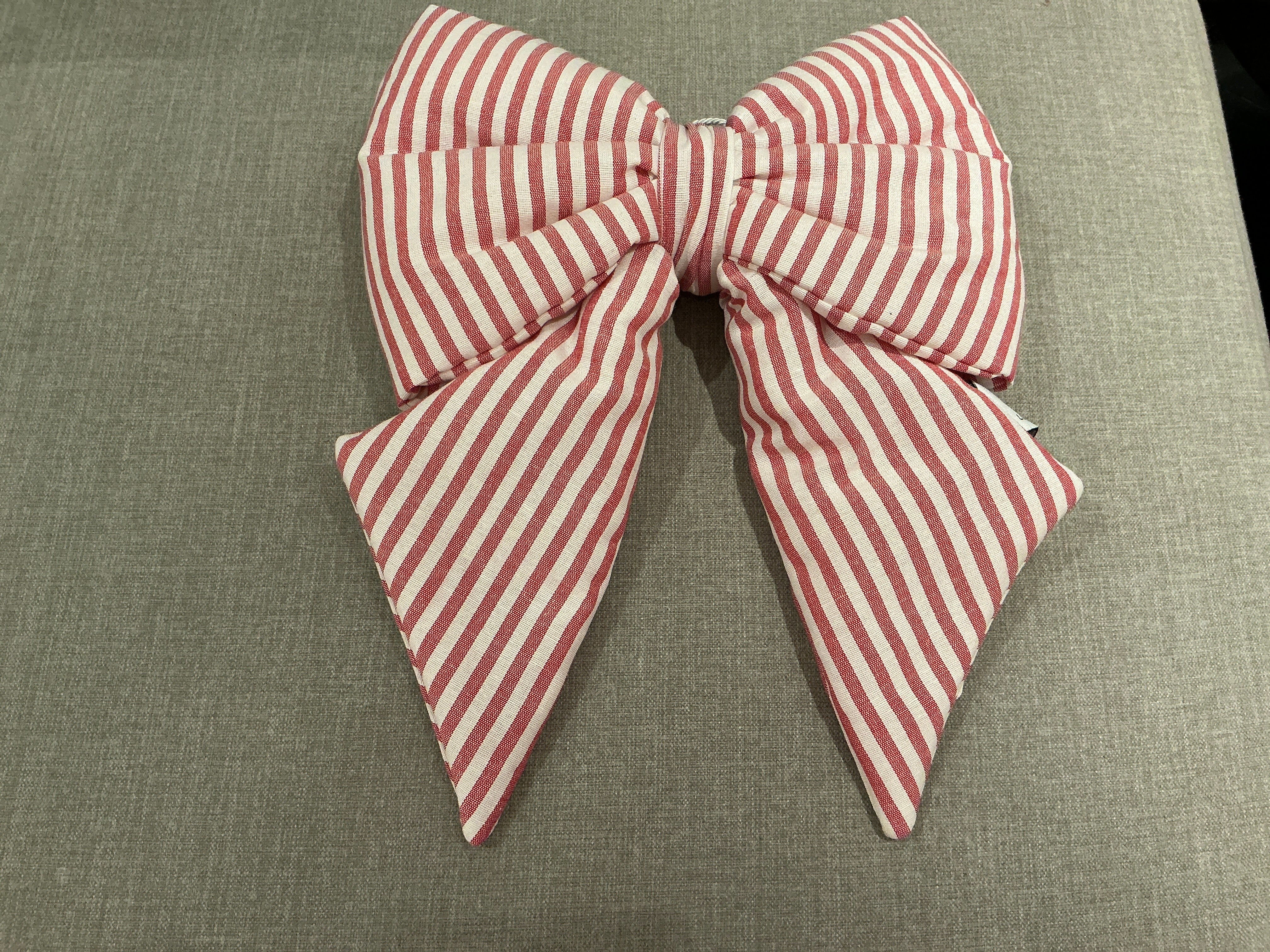 Gepolsterte Schleife aus Baumwolle mit schmalen Streifen 25x35 cm: Rosso