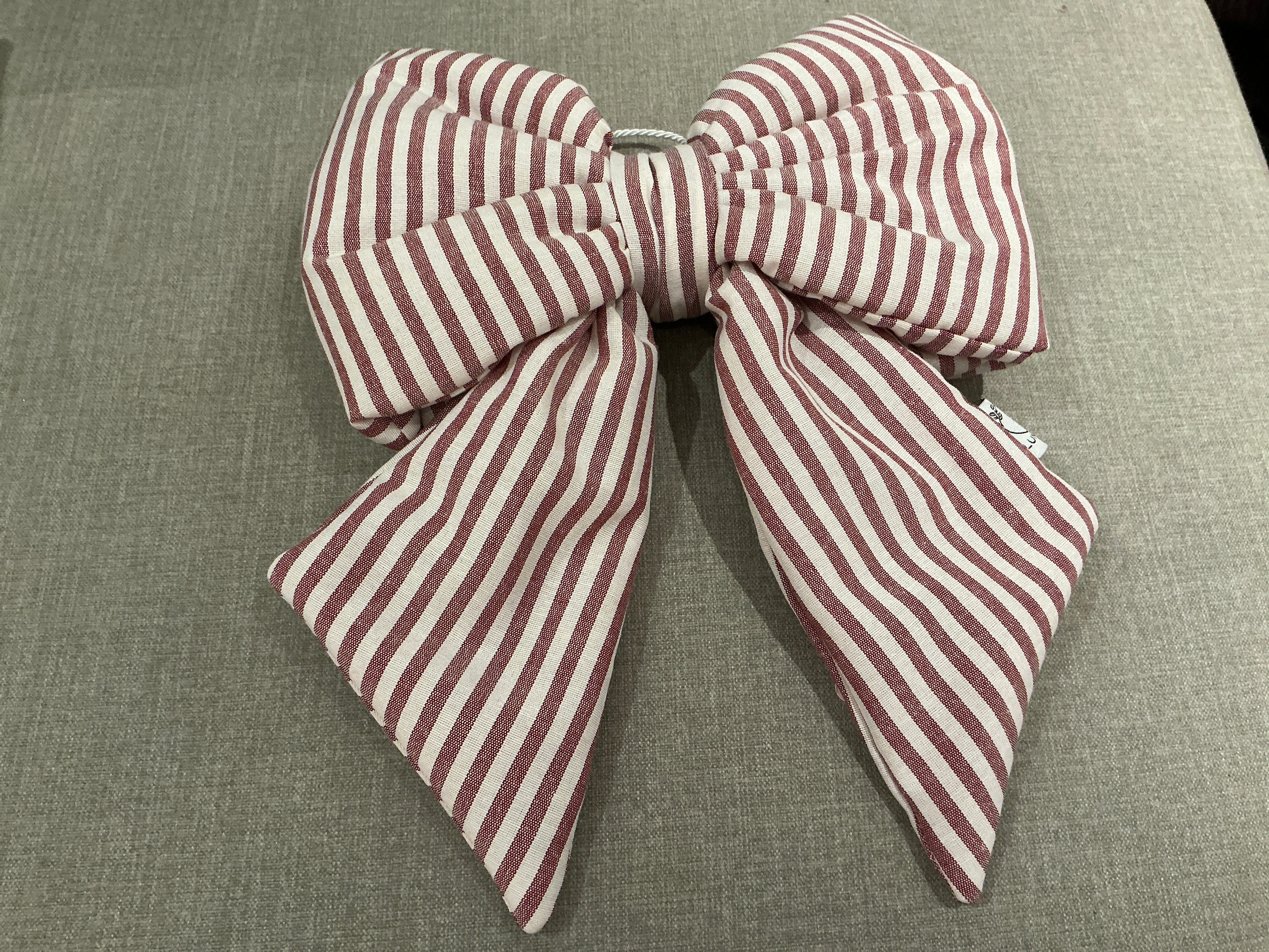 Gepolsterte Schleife aus Baumwolle mit schmalen Streifen 25x35 cm: Burgunderrot