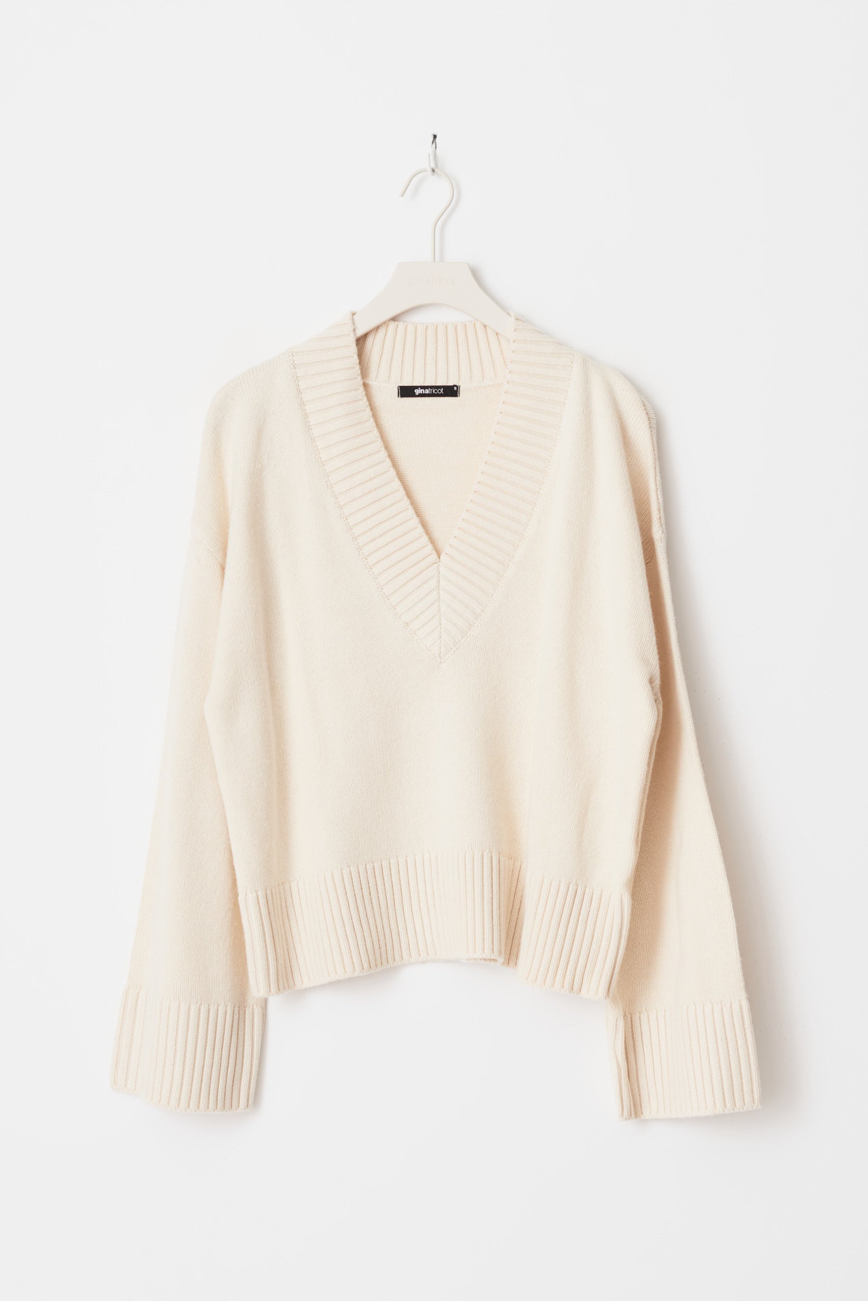 Gina Tricot / V-neck knitted sweater / Gardenia