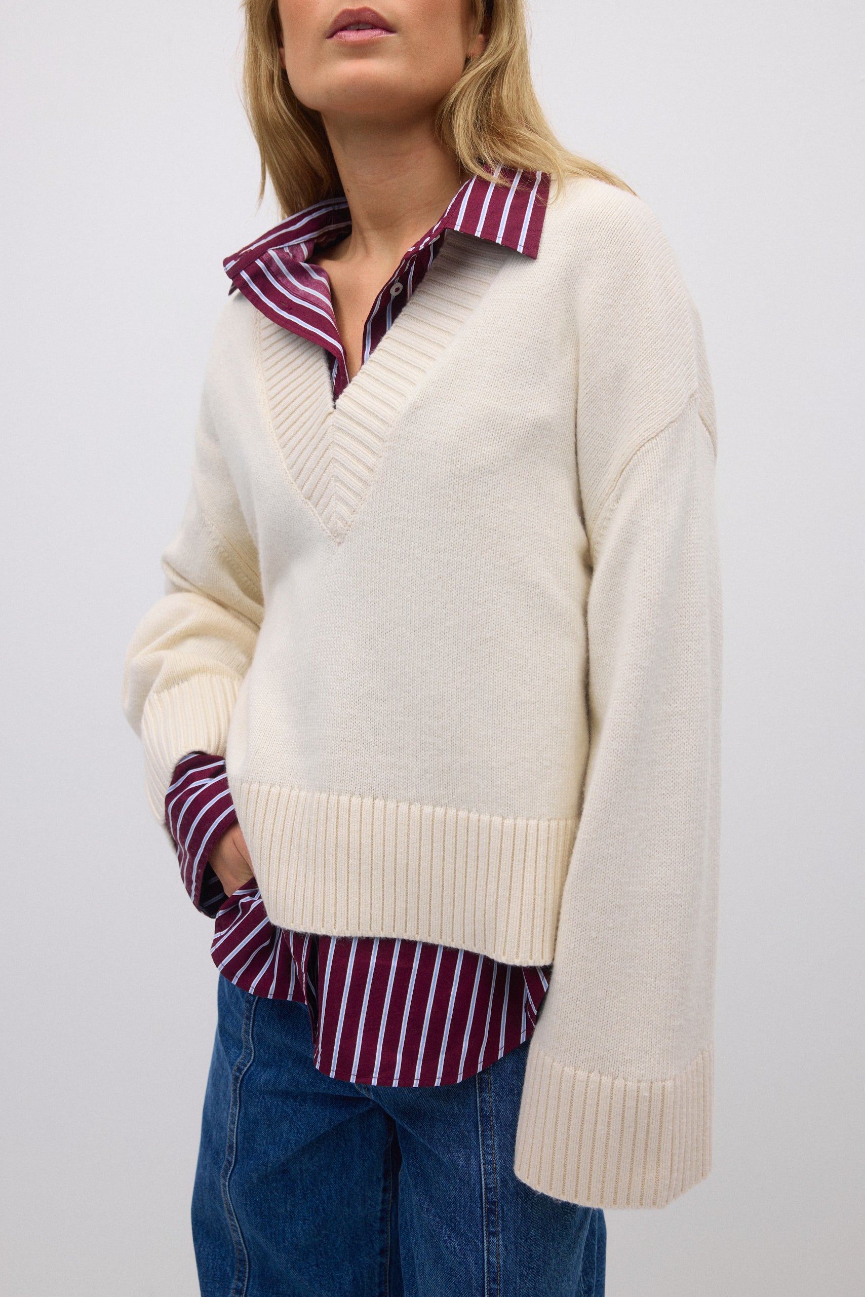 Gina Tricot / V-neck knitted sweater / Gardenia