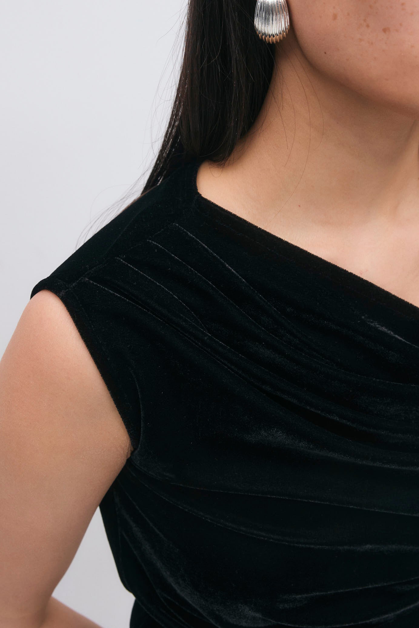 Gina Tricot / Asymmetric velvet top / Black