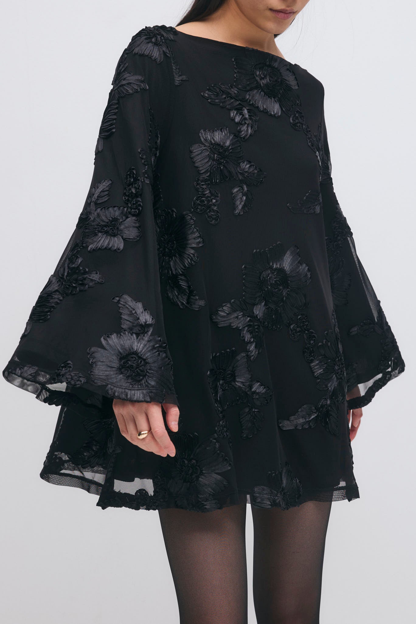 Gina Tricot / Wide flowy mini dress / Black