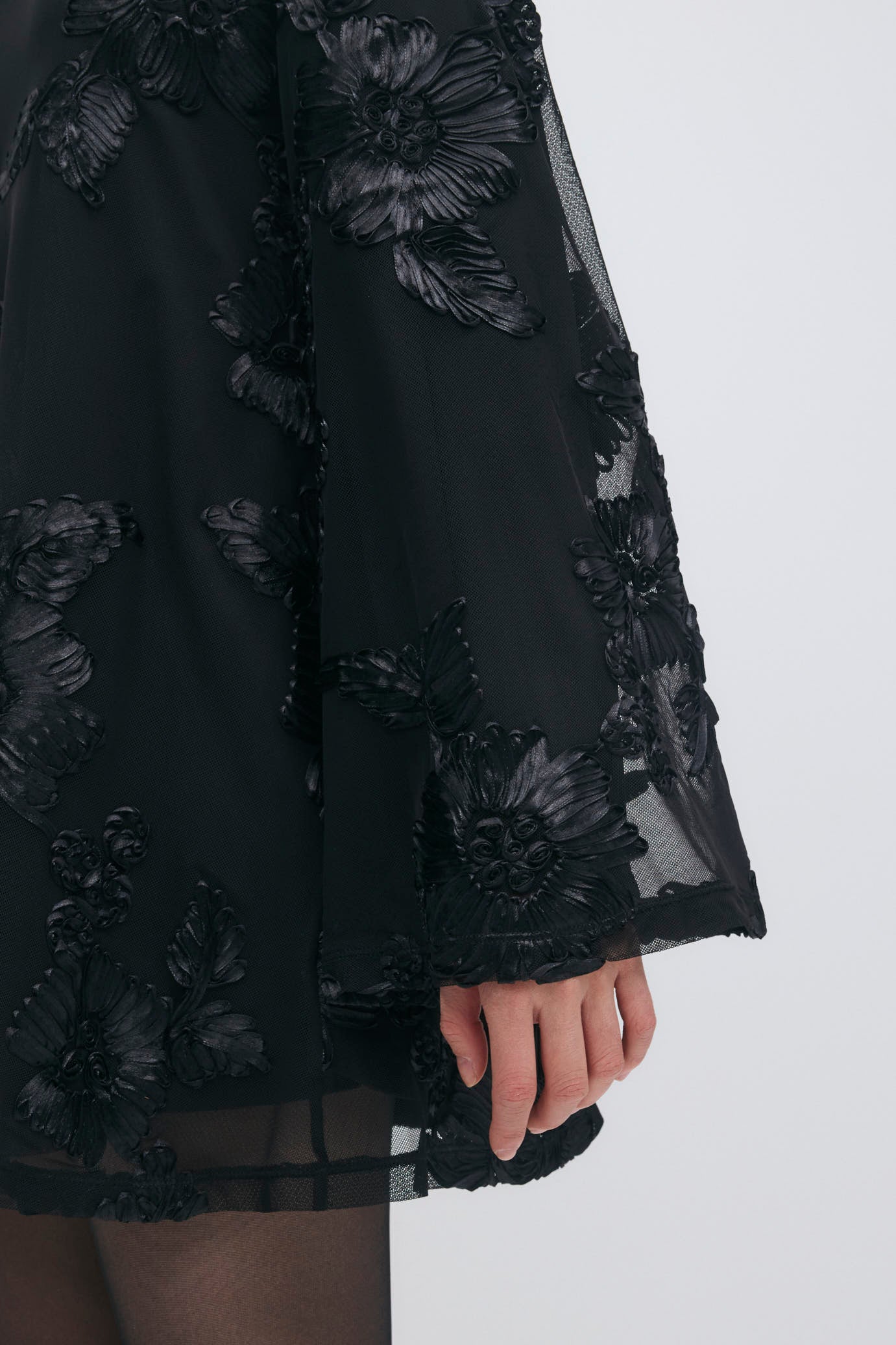 Gina Tricot / Wide flowy mini dress / Black