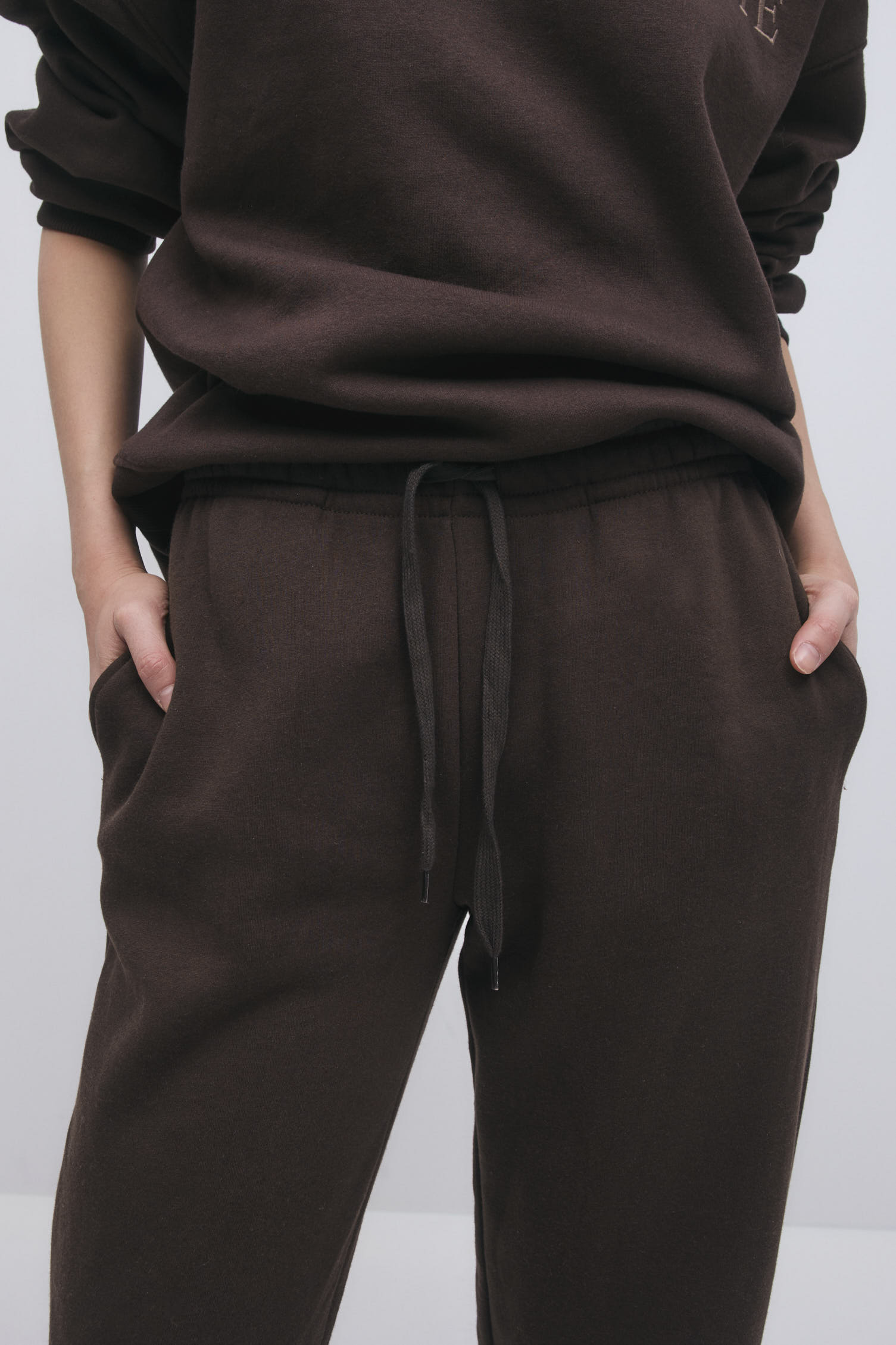 Gina Tricot / Basic straight sweatpants / Black Coffee