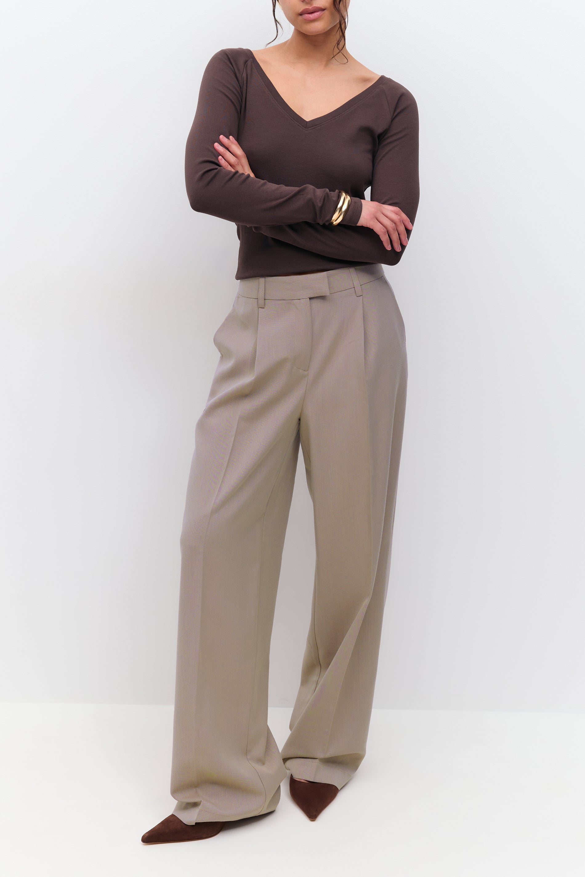 Gina Tricot / Mid wide pleated trousers / Dk beige (7046)
