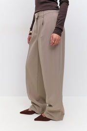 Gina Tricot / Mid wide pleated trousers / Dk beige (7046)