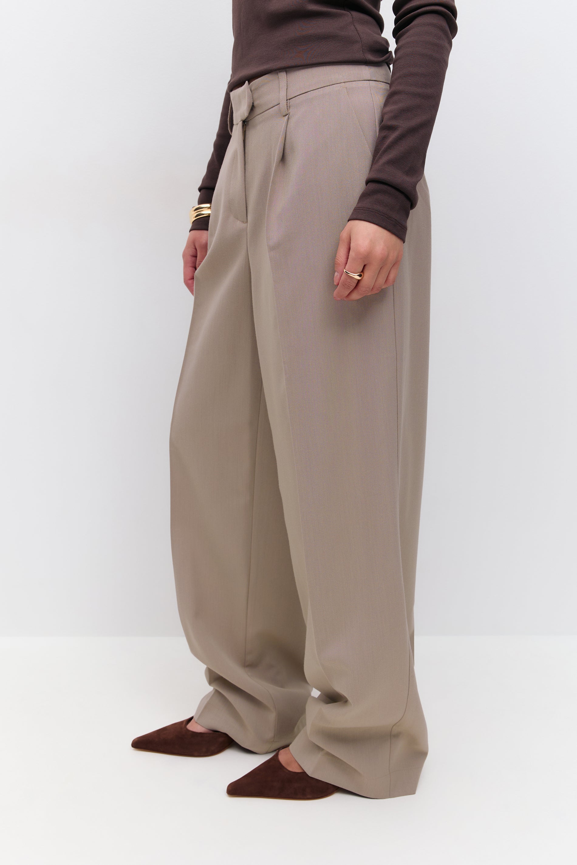 Gina Tricot / Mid wide pleated trousers / Dk beige (7046)