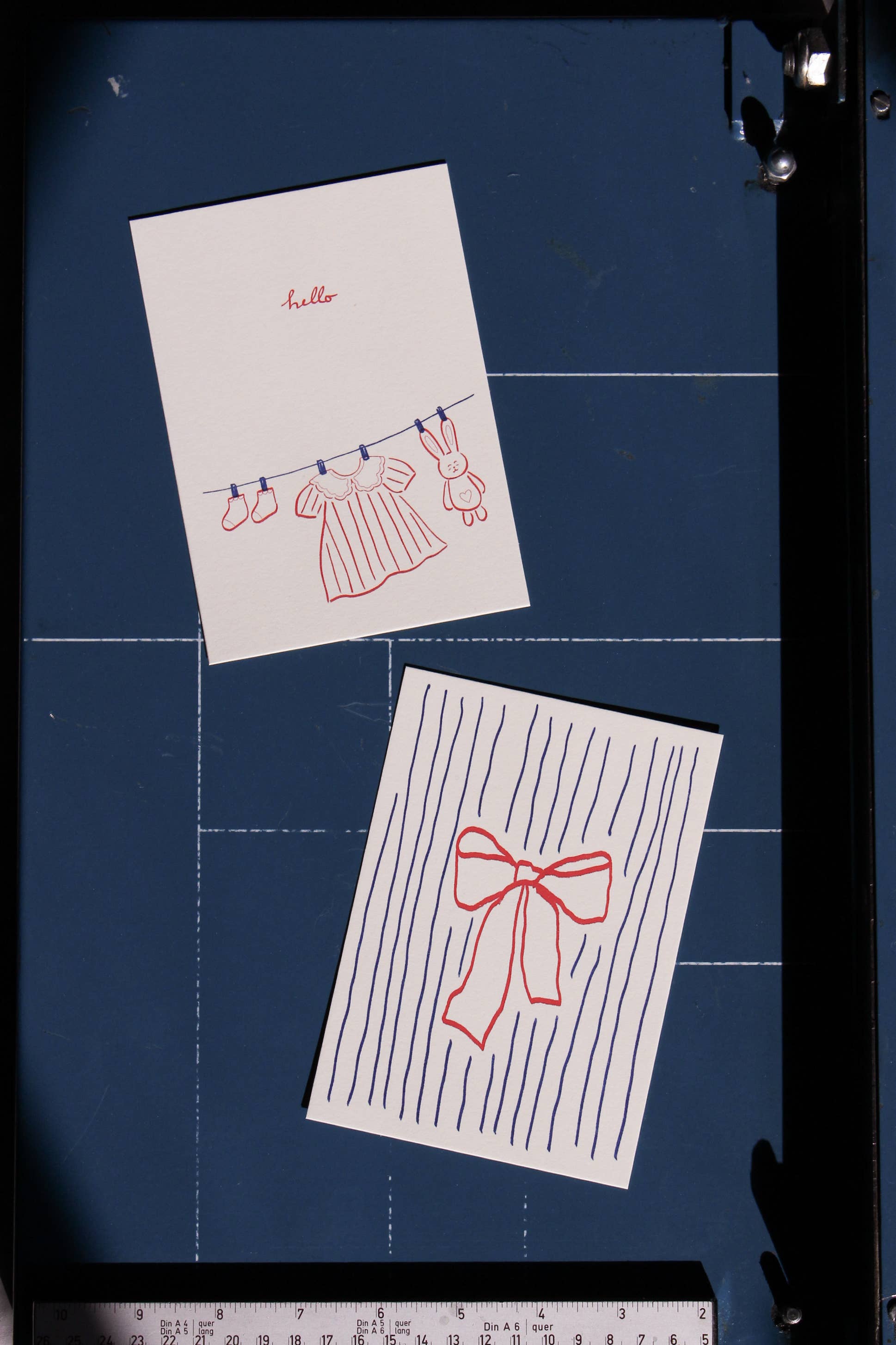 Postkarte 'hello' (Risographie) | Karte zur Geburt Mädchen