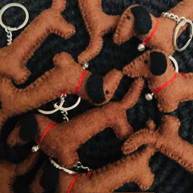 Flacher Dackel Schlüsselanhänger in Braun – Taschenanhänger aus Filz – handgefertigt