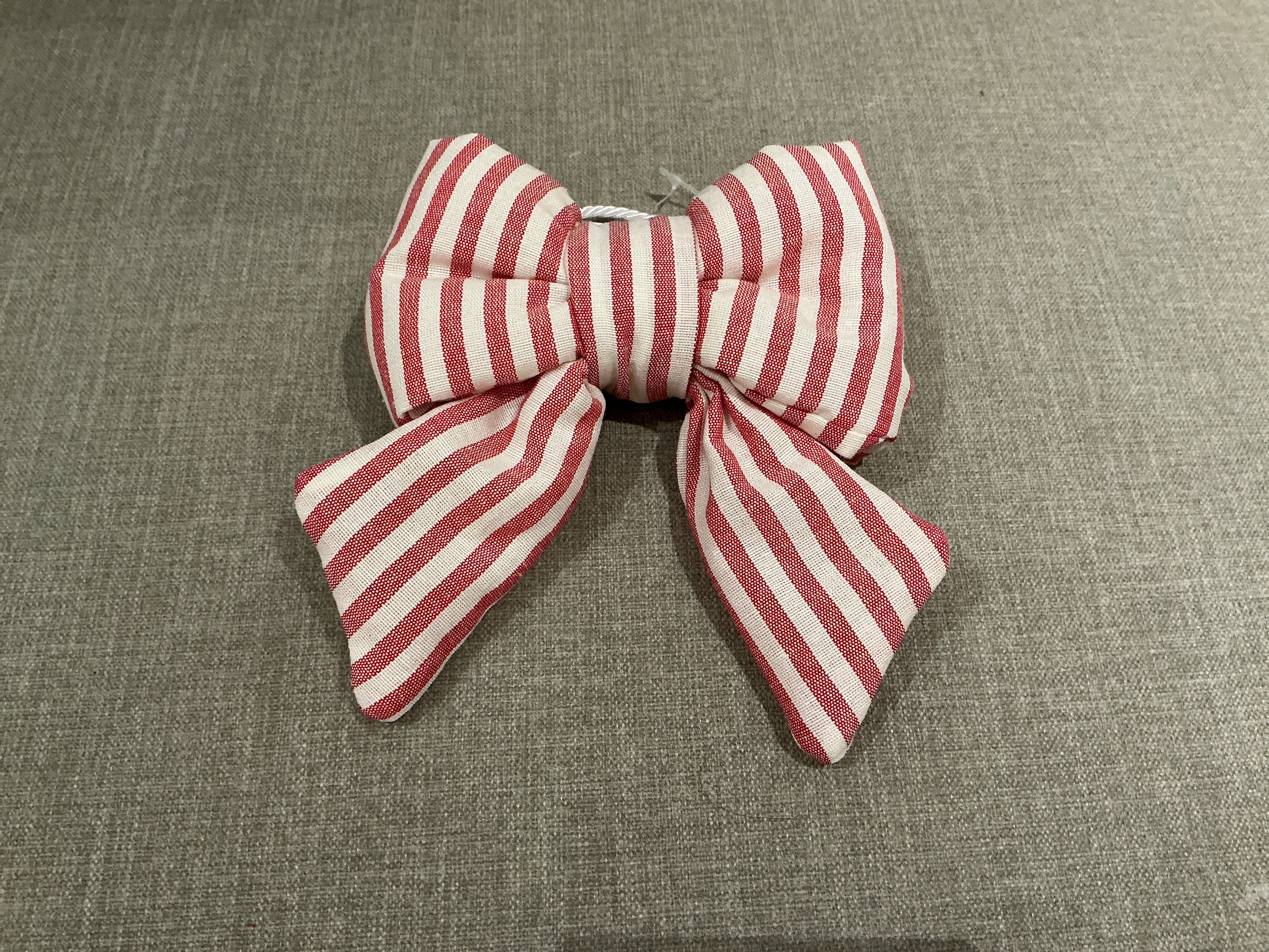 Gepolsterte Schleife aus Baumwolle mit schmalen Streifen 14x15cm: Rosso