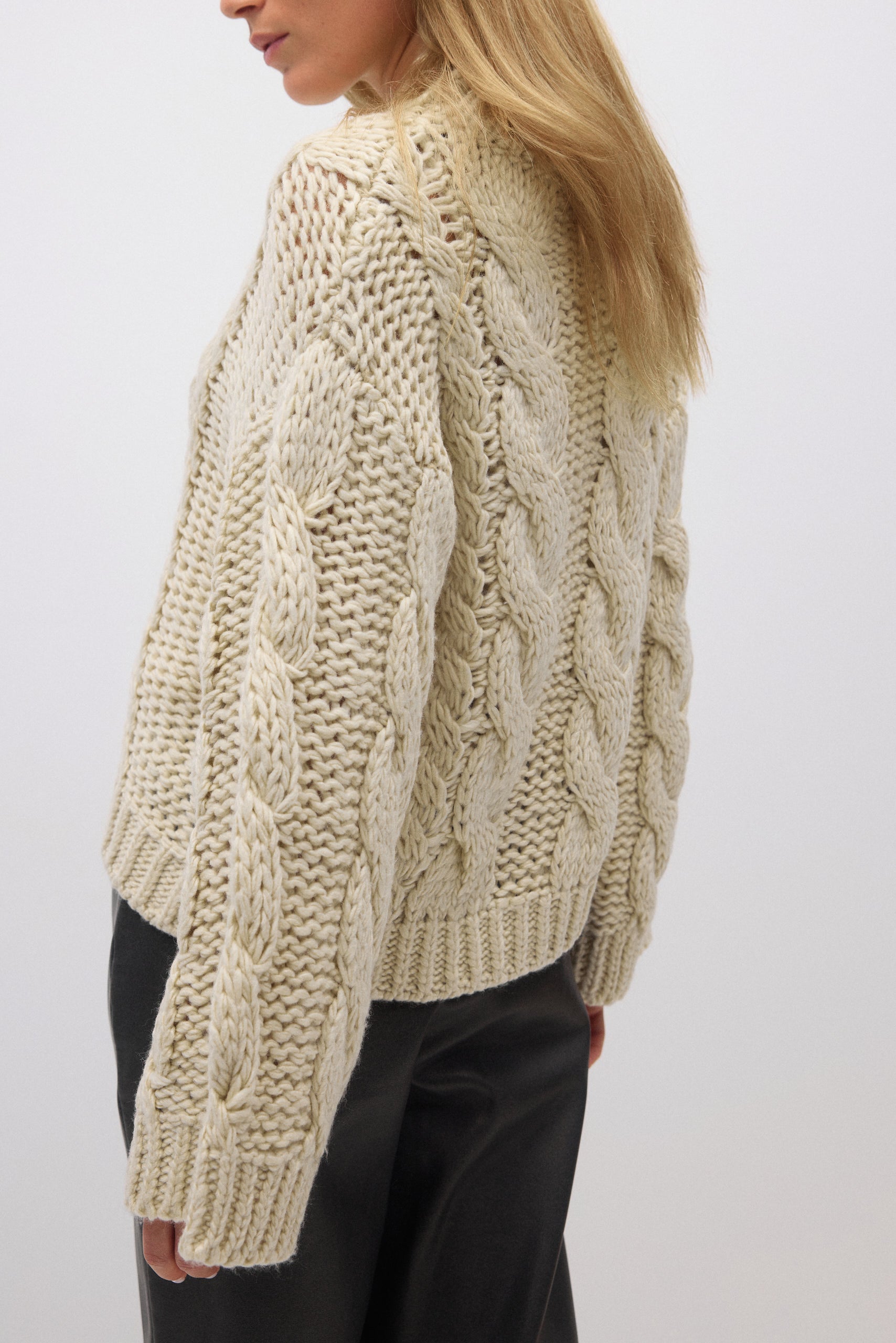 Gina Tricot / Knitted cable sweater / Almond milk