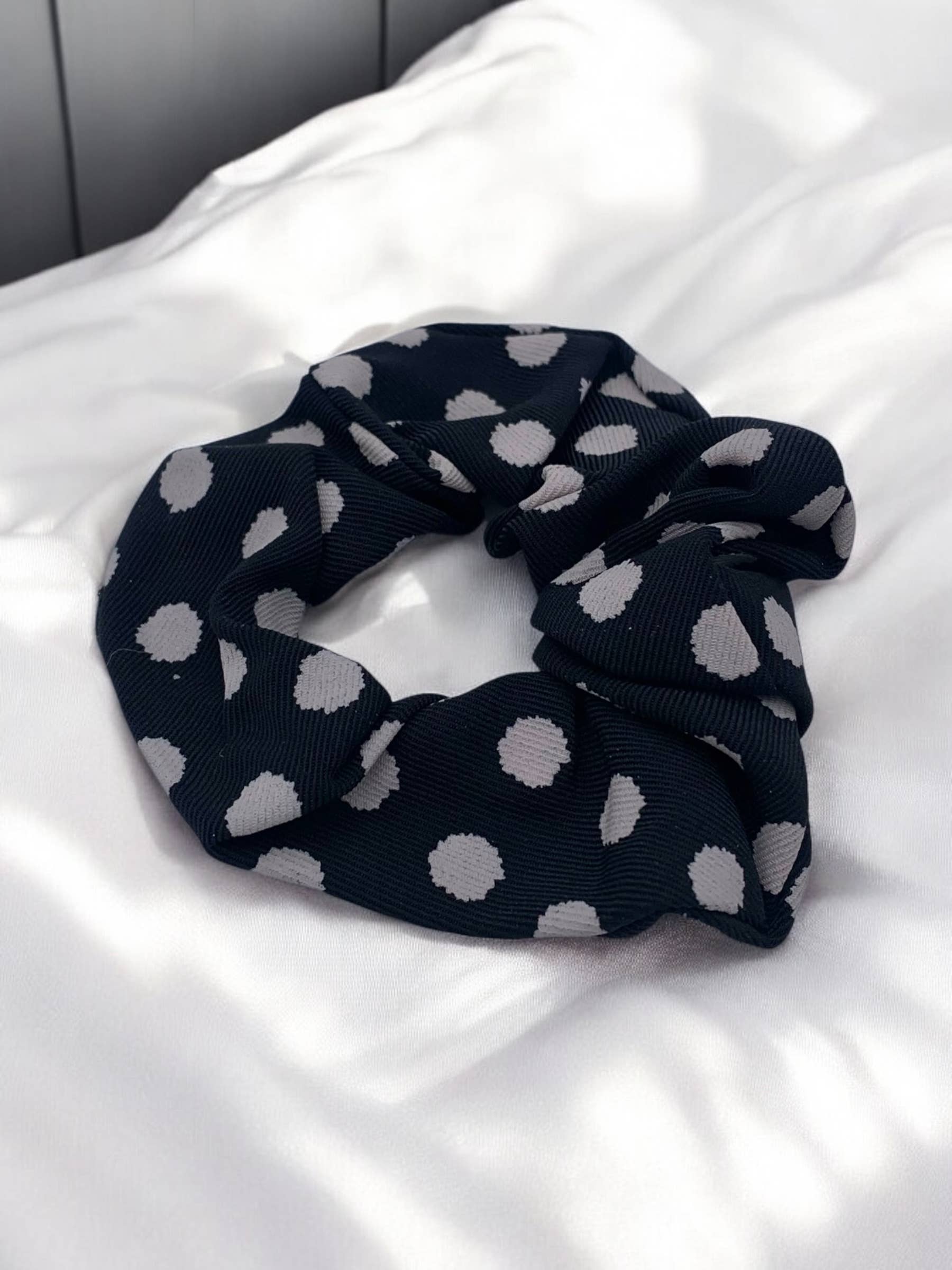 BYREN / Gepunktetes braunes Scrunchie