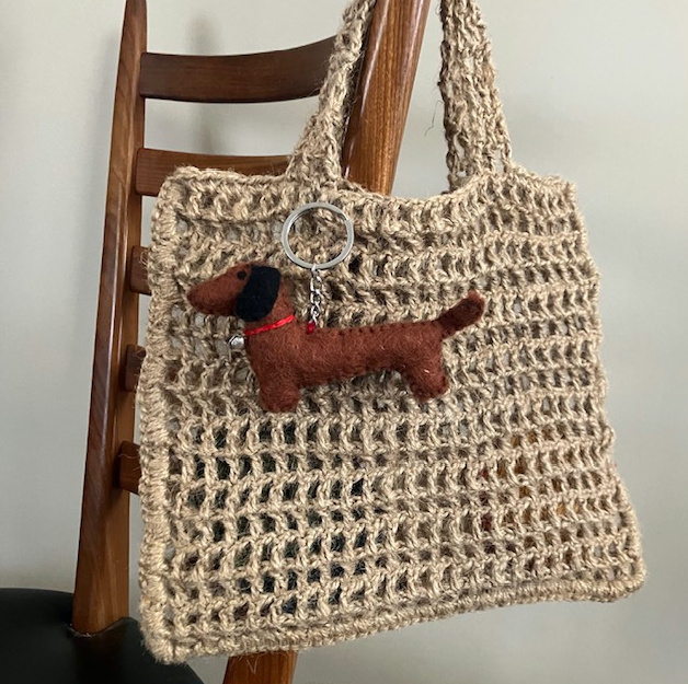 Flacher Dackel Schlüsselanhänger in Braun – Taschenanhänger aus Filz – handgefertigt