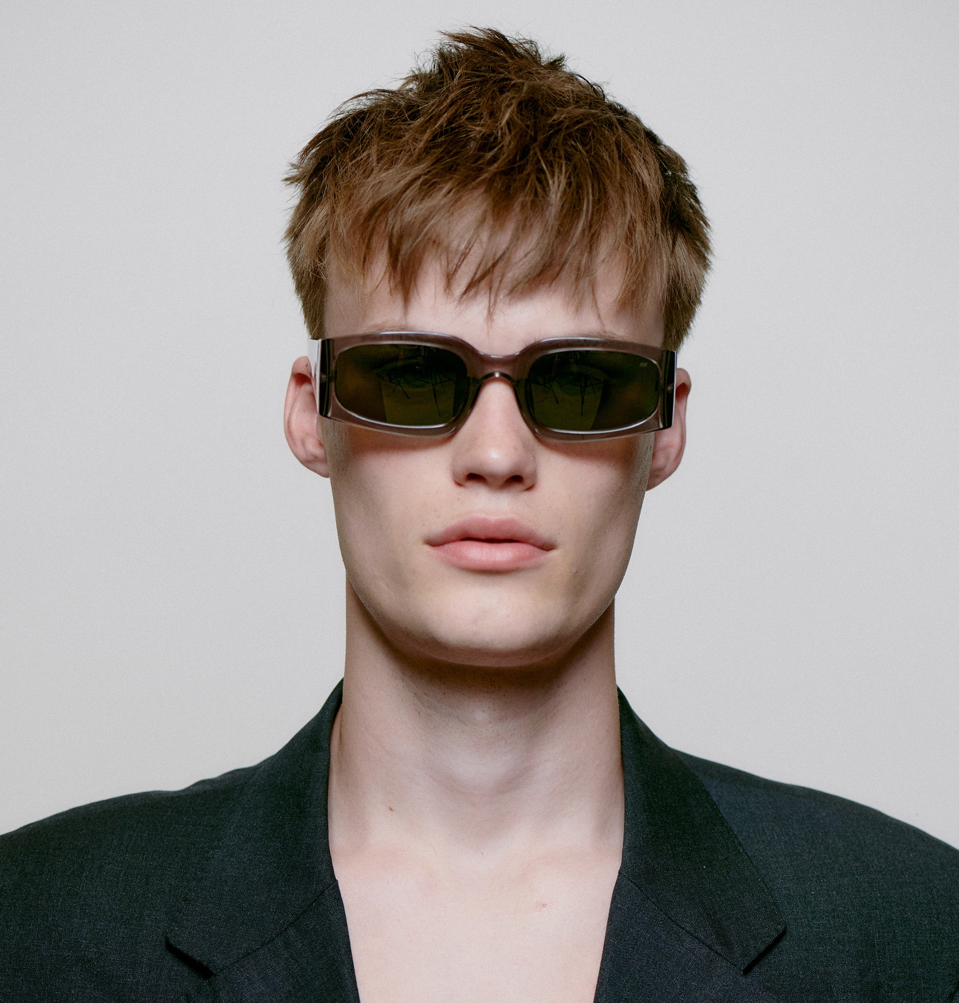 A-KJAERBEDE_ALEX_KL2410_GREY_TRANSPARENT_FRONT_MAN-3