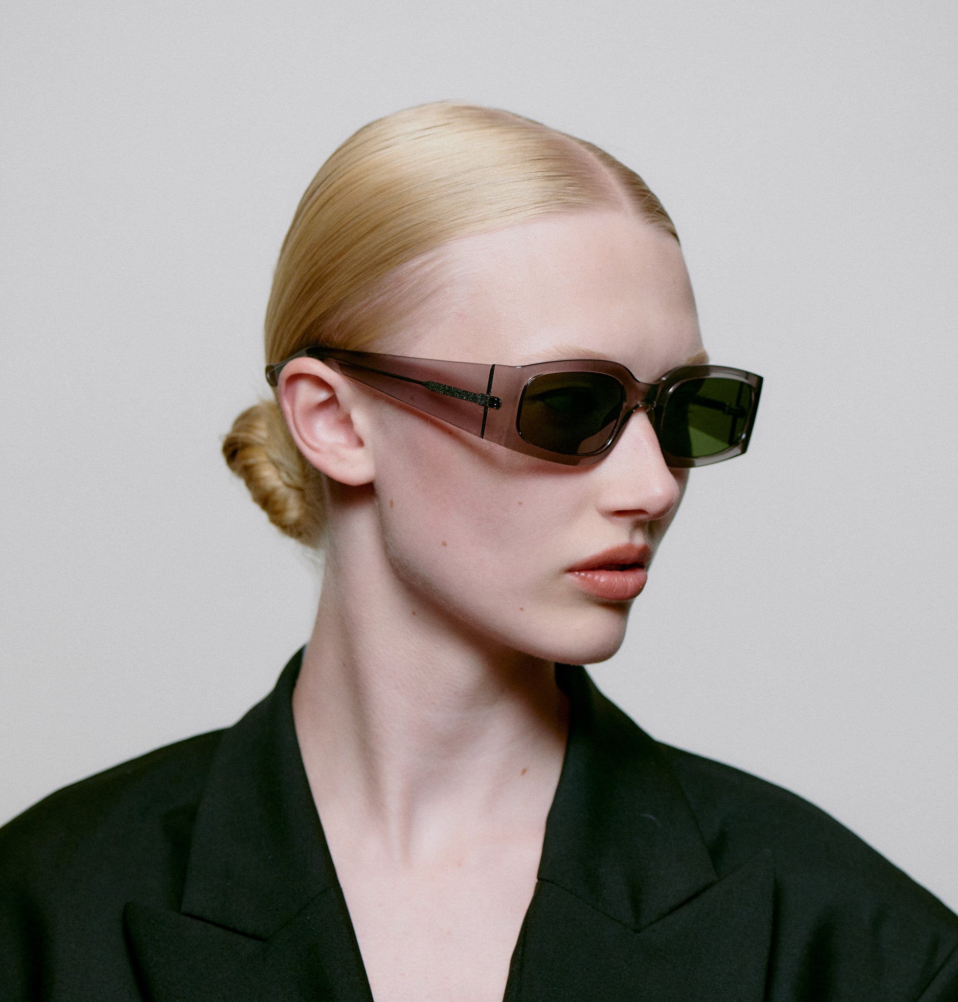 A-KJAERBEDE_ALEX_KL2410_GREY_TRANSPARENT_SIDE_WOMAN-3