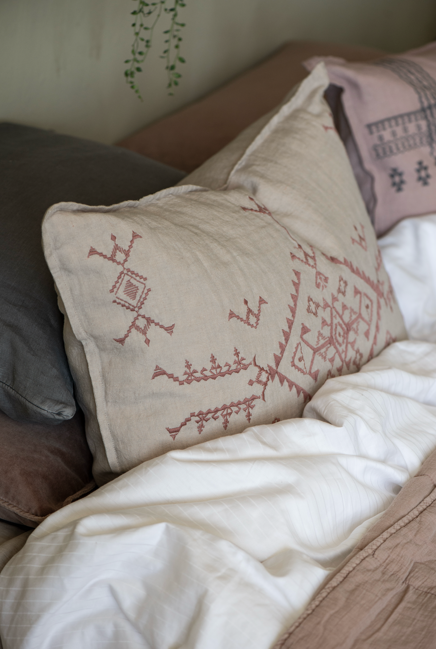 Ib Laursen / Kissenbezug natur m/faded rose Stickerei
