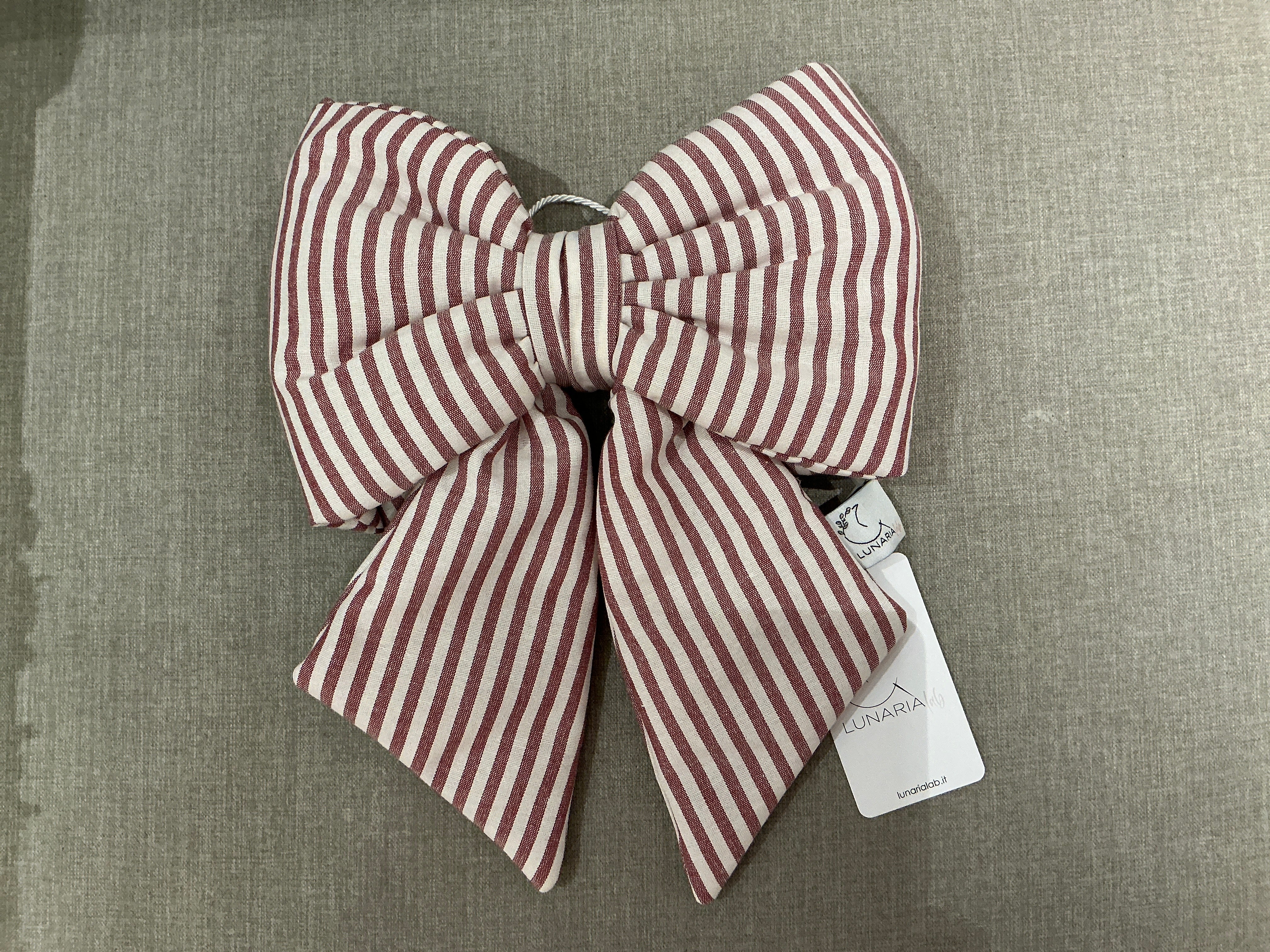 Gepolsterte Schleife aus Baumwolle mit schmalen Streifen 25x35 cm: Burgunderrot