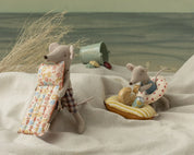 Maileg / Strandmaus mit Luftmatratze Papa / Blume