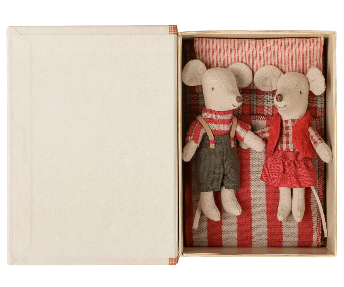 Maileg / Weihnachts-Zwillingsmäuse, kleine Schwester und Bruder im Buch