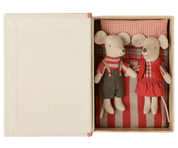 Maileg / Weihnachts-Zwillingsmäuse, kleine Schwester und Bruder im Buch