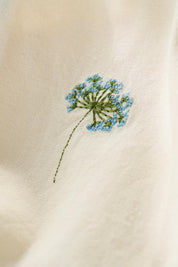 Ib Laursen / Stoffserviette Flora m/blauer Doldenblume butter cream