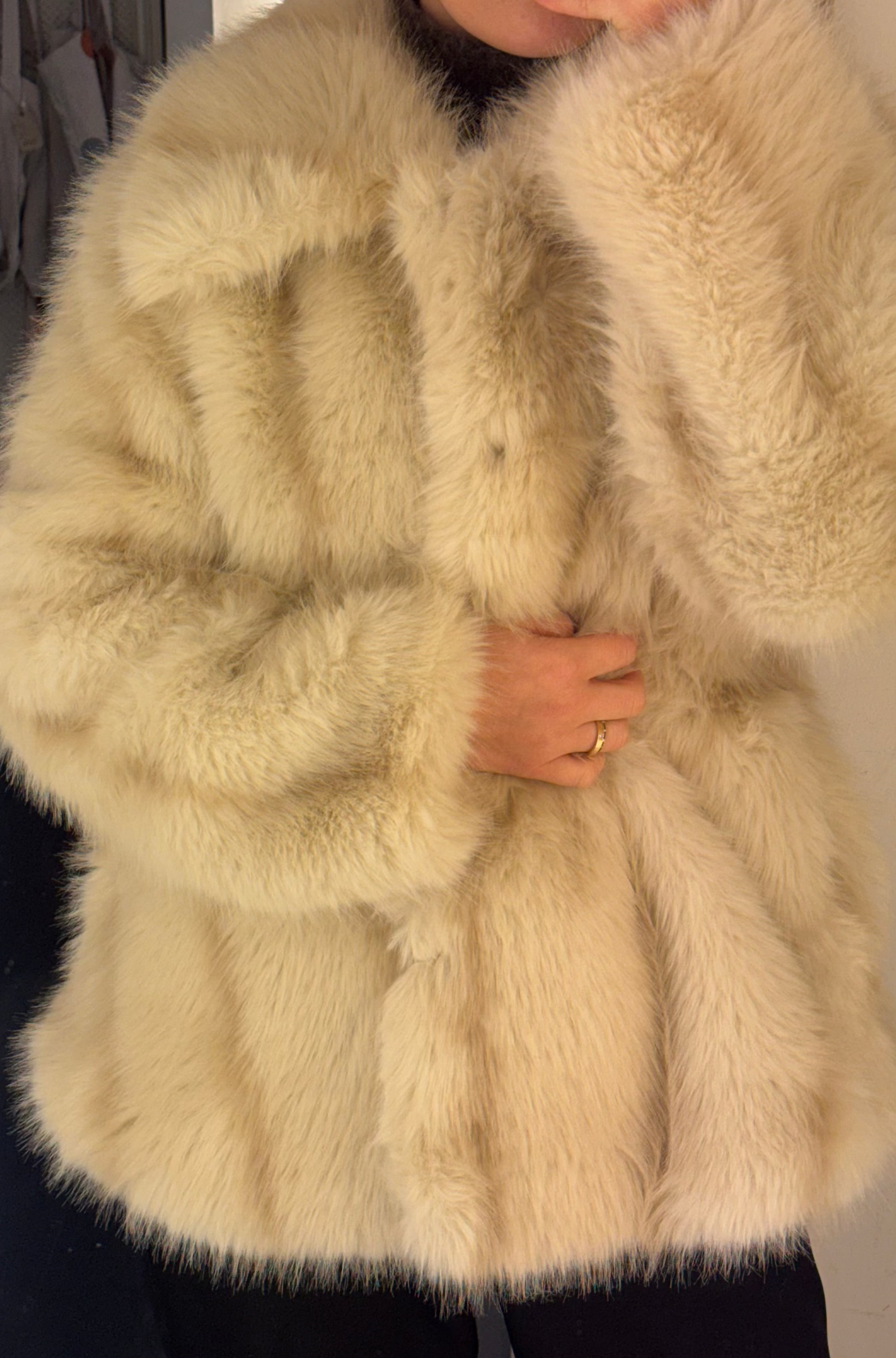 Gina Tricot / Faux fur shaped jacket / Creme (1263)