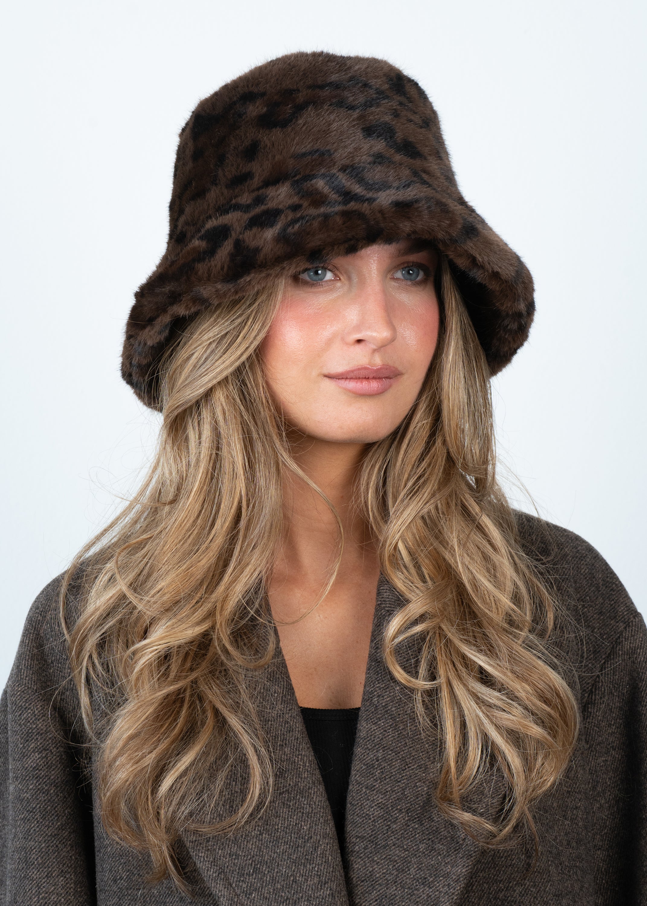 Sui Ava / Furry Bucket Hat / Leo
